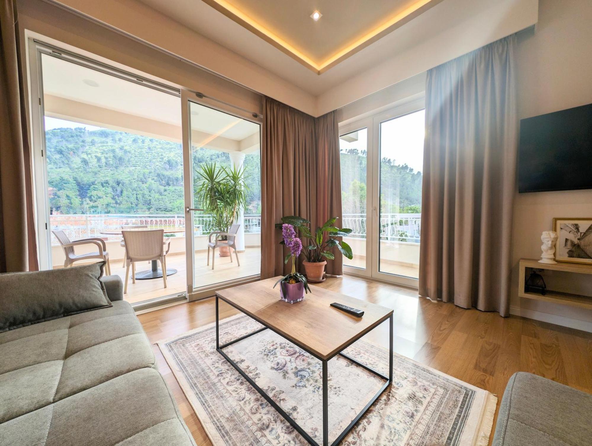 Apartment With Garden And Veranda *
